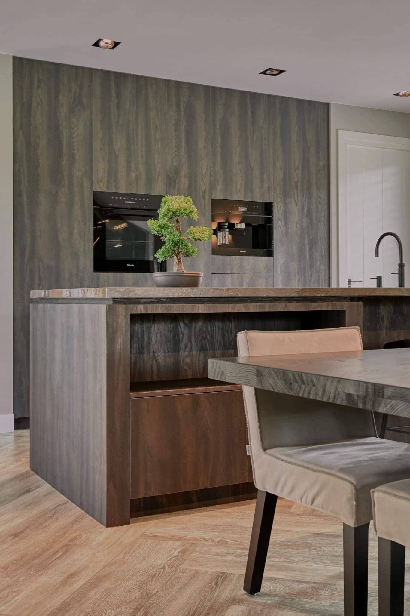 Strak modern interieurontwerp met natuurlijke materialen en warme accenten