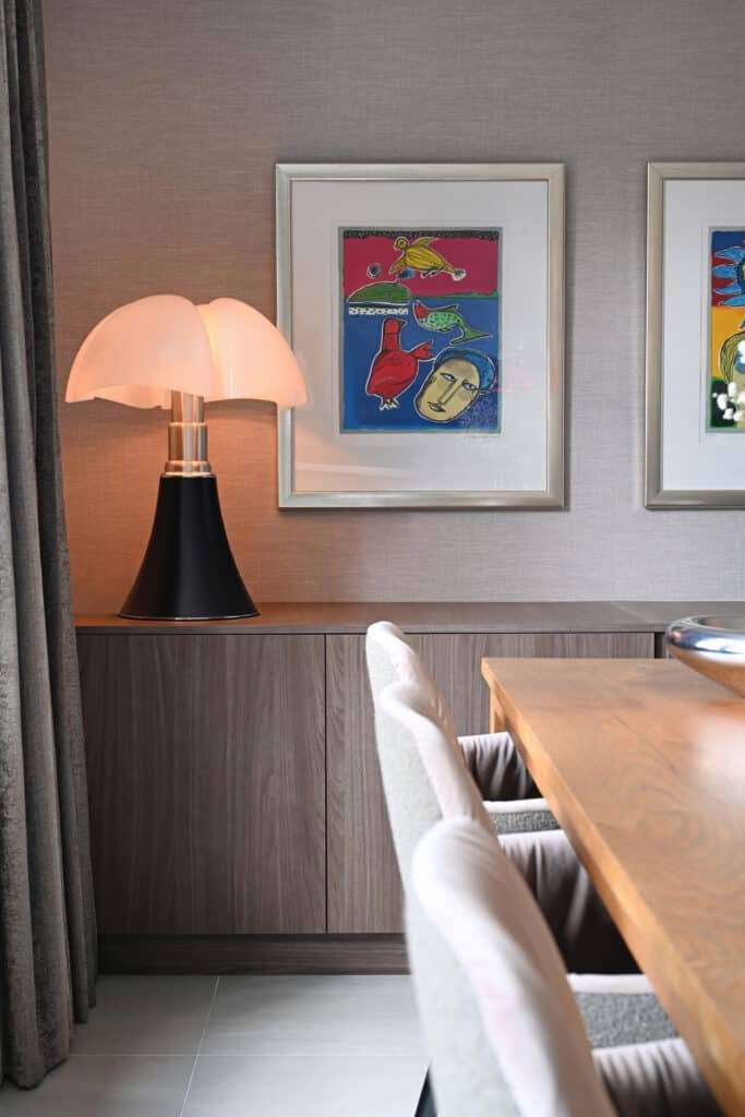 Strak modern interieur met minimalistische meubels en neutrale kleuren