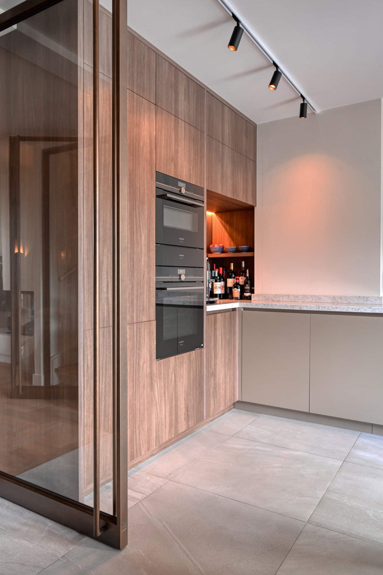 Strakke maatwerk keuken met kookeiland in landelijk interieur Scherpenzeel