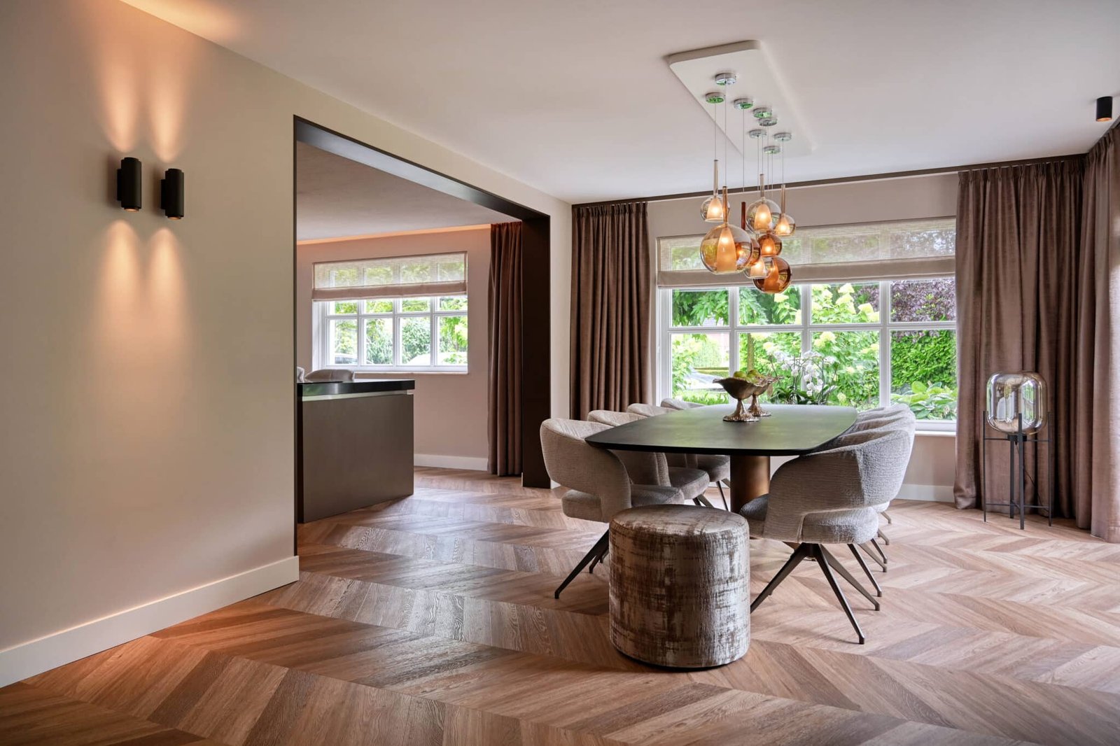 Strak modern interieur met minimalistische meubels en warme accenten