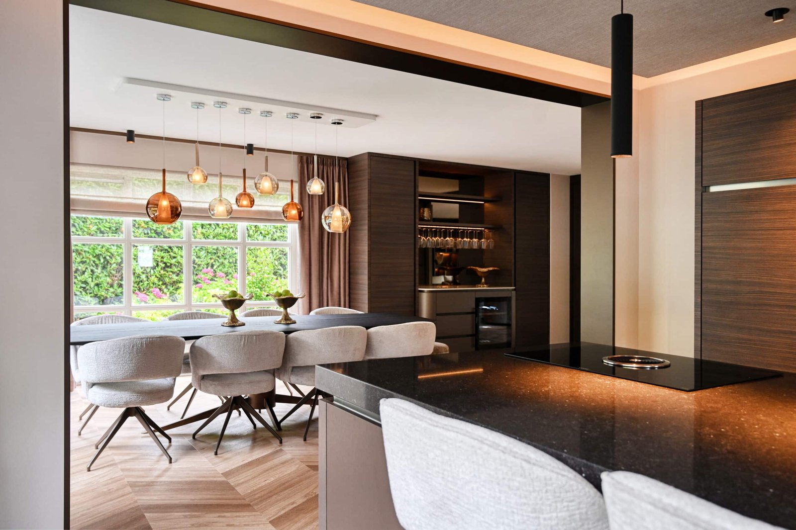 Strakke moderne woonkamer met natuurlijke materialen in landelijk Ederveen
