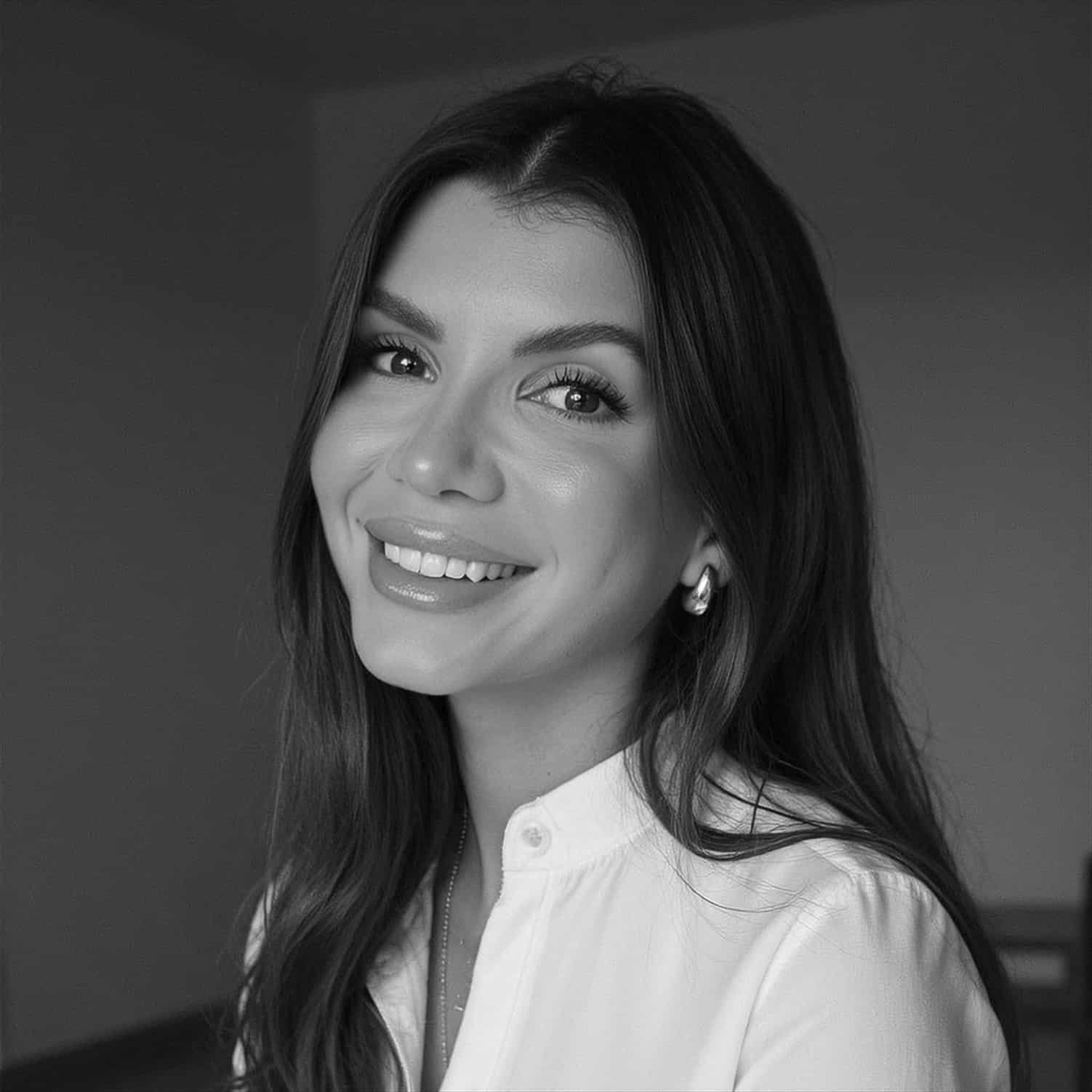 Portretfoto van interieurontwerpster Duygu van Daudi Concepts